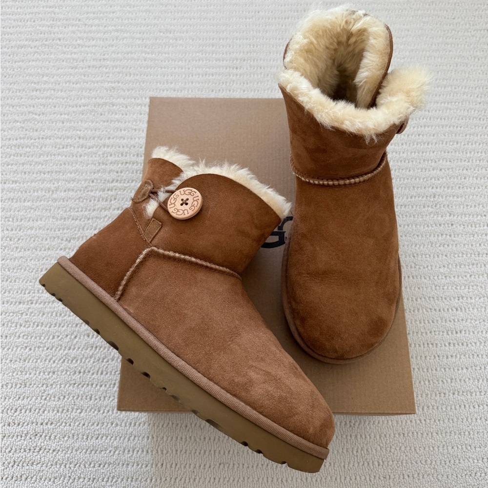 UGG Mini II Button Bailey Boot
